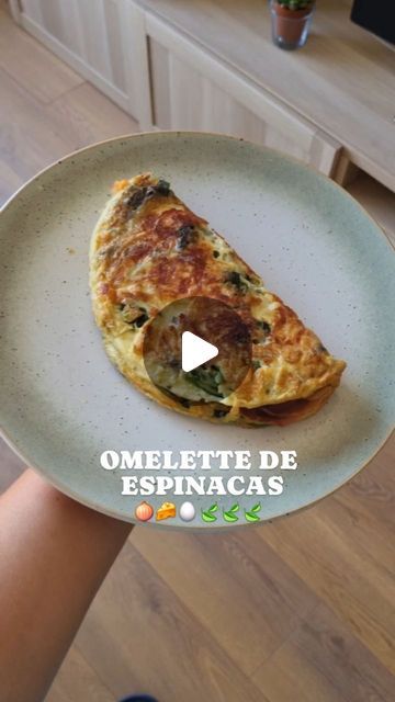 Joselyn Alcerro on Instagram: "Omelette de espinacas, mi nueva obsesión 🍃✨️  Los ingredientes y las cantidades pueden cambiar según tus necesidades y gustos  Espero te sirva, te quiero 😘✨️  #recetasketo #Keto #omelette #hflc #weightloss" Keto Omelette, Recetas Keto, Omelet, On Instagram, Instagram