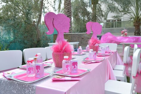 Barbie Theme Table Set Up, Barbie Theme Bridal Party, Barbie Party Centerpieces, Barbie Table Decorations, Barbie Centerpieces Ideas, Barbie Centerpieces, Barbie Bday, Cork Wedding, Barbie Party Decorations