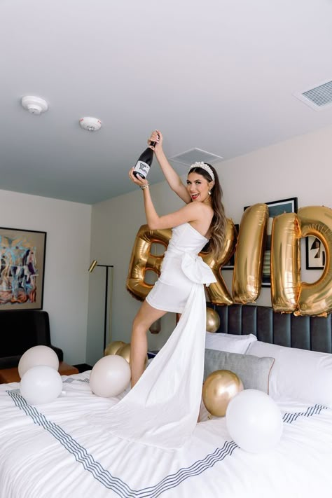 Balloon Decor Ideas, Wedding Photography Poses Bridal Party, Champagne Bachelorette Party, Pearl Bridal Shower, Bachelorette Balloons, Bachelorette Inspo, Decor Balloons, Bachelorette Theme, Bridesmaid Photoshoot