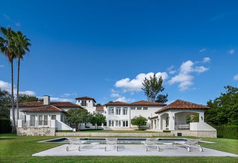 Designed by Briggs Edward Solomon, this masterpiece features 9 beds & 7/3 baths and is equipped with professional-grade appliances. Listed by Lourdes Alatriste The post Lourdes Alatriste Presents An Elegant Estate In Coral Gables appeared first on Haute Residence by Haute Living. Briggs Edward Solomon, Carrera Marble Bathroom, Cooking Island, Nero Marquina Marble, Kitchen Home Office, Ensuite Bedroom, Indoor Outdoor Pool, Lap Pool, Coral Gables