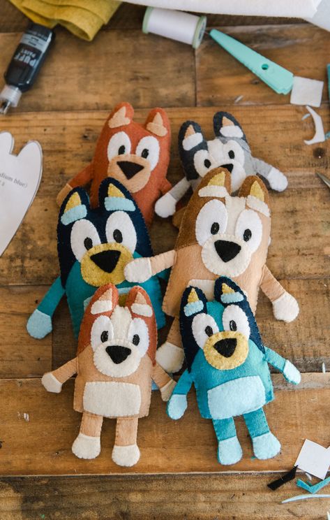 Make the Heeler family along with other Bluey characters from these free PDF pattern pieces! Full tutorial and free pattern! Felt Puppet Patterns Free, Diy Felt Characters, Bluey Toy Sewing Pattern, Bluey Stuffed Animal Pattern, Stitch Felt Pattern, Felt Projects To Sell, Bluey Quilt Pattern, Bluey Bingo Felt Pattern, Diy Felt Stuffed Animals