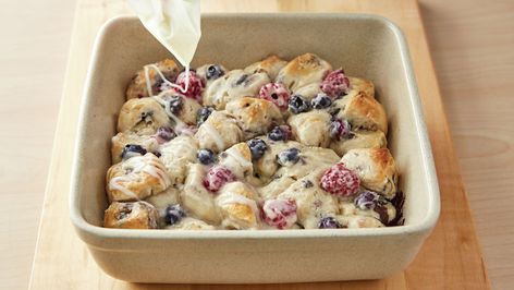 Berry-Cream Cheese Biscuit Bake Recipe - Pillsbury.com Breakfast Biscuit Recipe, Cream Cheese Biscuits, Cheese Biscuit, Blueberry Biscuits, Pillsbury Biscuits, Breakfast Slider, Fruit Platter Designs, Appetizer Meatballs, Berry Breakfast