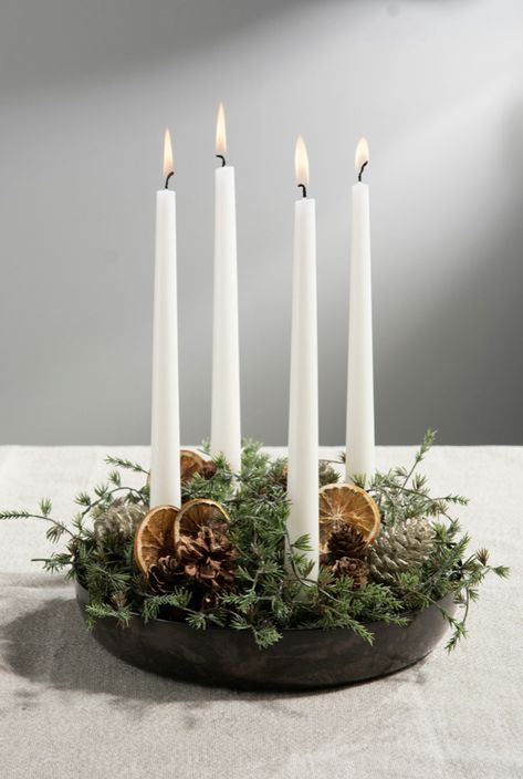 Natal Natural, Christmas Advent Wreath, Cozy Christmas Decor, Advent Candles, Front Porch Christmas Decor Ideas, Porch Christmas Decor Ideas, Diy Pots, Porch Christmas Decor, Front Porch Christmas