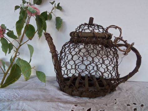 Chicken wire & twine teapot!! Wire Teapot, Wire Cloche Diy, Wire Egg Basket Decor Rustic Farmhouse, Wire Basket Candle Holder, Wire Egg Basket, Chicken Wire Crafts, Wire Bending, Ladies Gifts, Bee Decor