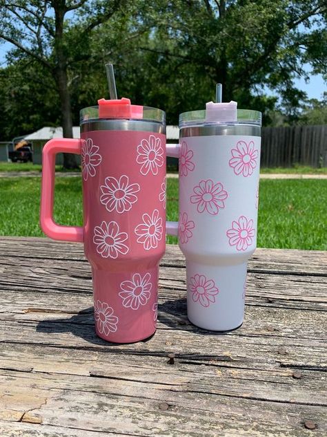 Thermos Design, Diy Gifts To Sell, Yeti Stickers, Trendy Water Bottles, Cup Stickers, Dental Gifts, Stanley Cups, Tumbler Stickers, Cute Water Bottles