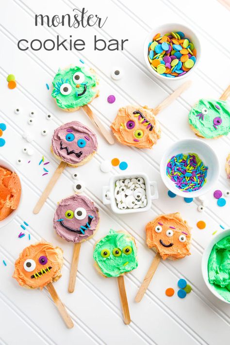 Make Your Own Monster, Creepy Food, Monster Cookie Bars, Halloween Cookie Recipes, Monster Cookie, Halloween Cookies Decorated, Easy Halloween Party, Easy Halloween Food, Monster Cake