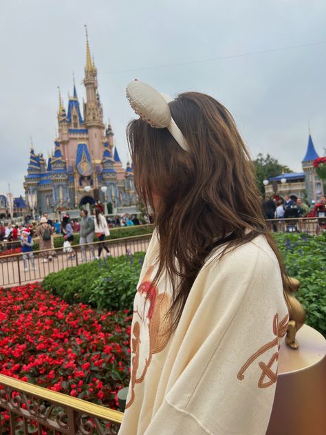 Disney Magic Kingdom Aesthetic, Disney Mom Aesthetic, Aesthetic Disney World Pictures, Disney World Photoshoot, Disney World Aesthetic Pictures, Disney Girl Aesthetic, Disney Asthetics Photos, Magic Kingdom Photo Ideas, Magic Kingdom Aesthetic