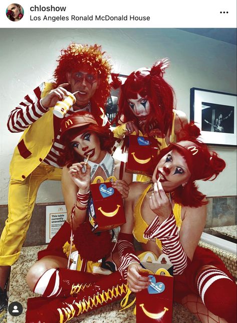 Ronald Mcdonald Costume, Crazy Halloween Costumes, Halloween Trends, Clown Halloween, Halloween Coustumes, Hot Halloween Outfits, Clever Halloween Costumes, Modern Halloween, Pretty Halloween