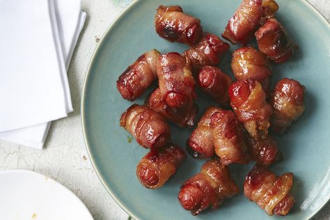 Please the whole crowd with these Bacon-Wrapped Hot Dog Bites. These Bacon-Wrapped Hot Dog Bites are Baked with sugar and spice and everything nice. Hot Dog Bites, Hot Dog Appetizers, Bacon Hot Dogs, Baked Hot Dogs, Bacon Wrapped Appetizers, Bacon Wrapped Hotdogs, Fun Pasta, Wrapped Hot Dogs, Oscar Mayer