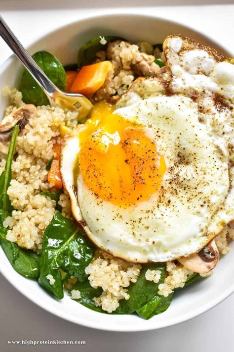 Savory High Protein Quinoa Breakfast Bowls Protein Cookie Dough Recipe, Fluffy Quinoa, Breakfast Bowls Recipe, Quinoa Breakfast Bowl, Vegan Quinoa, Quinoa Breakfast, Macro Meals, Protein Packed Breakfast, Breakfast Bowl