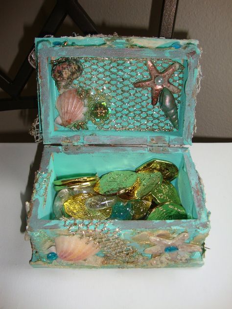 ILuvVintageScrap: Lindy Stamp Gang Under The Sea Contest - Mermaid Treasure Box & Card Treasure Chest Craft, Mermaid Treasure, Diy Mermaid, Mermaid Crafts, Nautical Crafts, Mermaid Room, Mermaid Diy, Jewelry Box Diy, Mermaid Parties