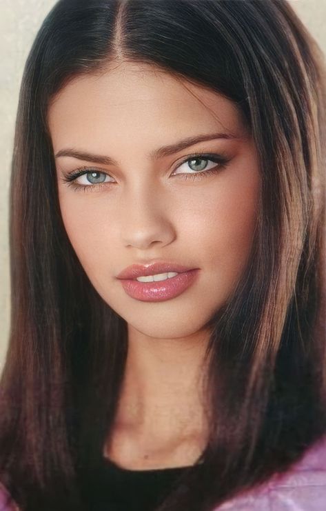 Adriana Lima Outfit, 90s Model Aesthetic, Adriana Lima Young, Asian Eye Makeup, Model Inspo, Model Aesthetic, Victoria Secret Angels, Adriana Lima, Pretty Face