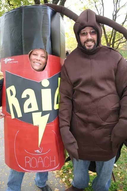 Bug and bug spray couples costume, lol Outside The Box Halloween Costumes, Bug Family Halloween Costumes, Cockroach Costume, Bug Costumes, Halloween Bug Costumes, Bugs Family Costumes, Bug Costume Adult, Partner Costumes, Meme Couple Costume