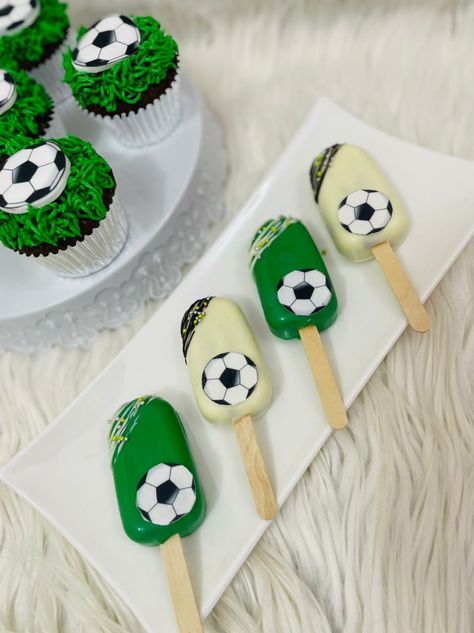 Soccer Cake Pops, Soccer Cupcakes, Football Cupcakes, Soccer Cake, Soccer Birthday Parties, Ice Cream Pops, Bee Baby Shower Theme, Football Cake, Soccer Birthday