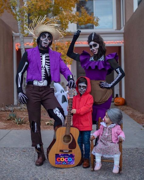 coco family costumes Family Costumes For 4, Disney Halloween Costumes Diy, Halloween Costume Family, Coco Costume, Matching Family Halloween Costumes, Disney Family Costumes, Family Costume Ideas, Family Themed Halloween Costumes, Costume Family