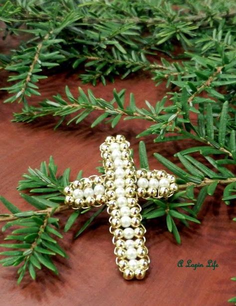 A Lapin Life: How to Make a Beaded Wire Cross for Christmas Craft Tutorial Cross Ornaments Diy, Beaded Cross Tutorial, Grandkid Crafts, Chrismon Patterns, Cross Ornaments, Wire Crosses, Retreat Gifts, Savvy Southern Style, Beaded Cross