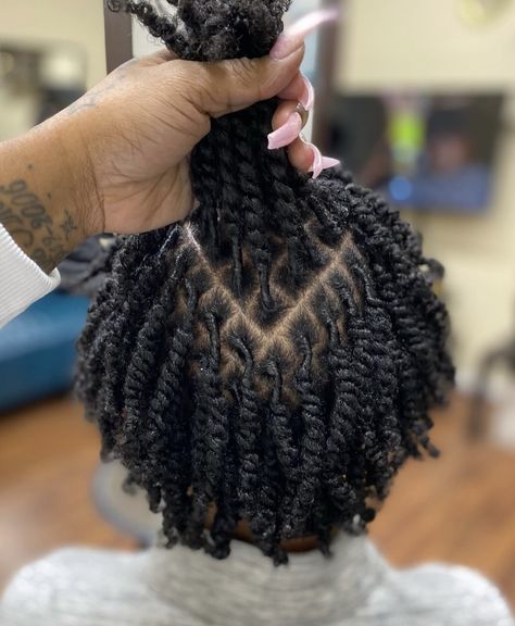 Makeup Artist Course, Hair Twists Black, Short Hair Twist Styles, Hair Threading, Parting Hair, Short Box Braids Hairstyles, Movie Makeup, Tapered Hair, Beautiful Dreadlocks