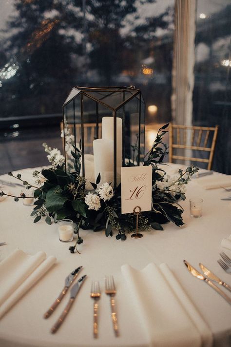 Photography Themed Wedding, Black Floral Centerpiece Wedding, Emerald Accent Wedding, Wedding Decor Romantic Elegant, Black Decor For Wedding, Popular Wedding Centerpieces, Tabletop Wedding Decor, Modern Elegant Wedding Aesthetic, Modern Bridesmaids Bouquets