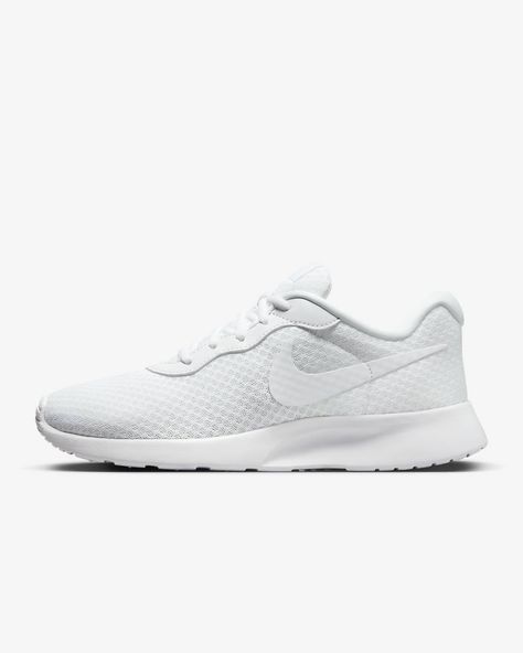 Nike Tanjun EasyOn Women's Shoes. Nike CA Fashion Blazer Outfits, Wag Dr, F1 Wag, Nike Tanjun, Best Running Shoes, Nike Sports, Just Run, Blazer Outfits, Black White Fashion