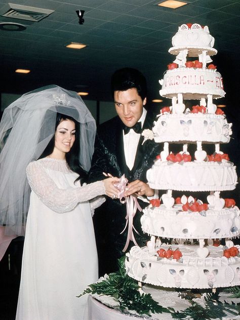 Priscilla Presley Wedding, 1960s Wedding Dress, Wedding Dresses 60s, Elvis Wedding, Celebrity Wedding Photos, 1960s Wedding, Outfits Fo, Celebrity Bride, Iconic Weddings