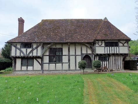 Otham Manor, also known as Wardes, A grade 1 listed, timber framed Hall house, C. 1370 Wooden Manor, Wealden Hall House, Half Timbered Cottage, Collage Houses, Funky Buildings, Older Houses, Medieval Fortified Manor House, Norfolk Cottages, Mass Timber Architecture Exterior