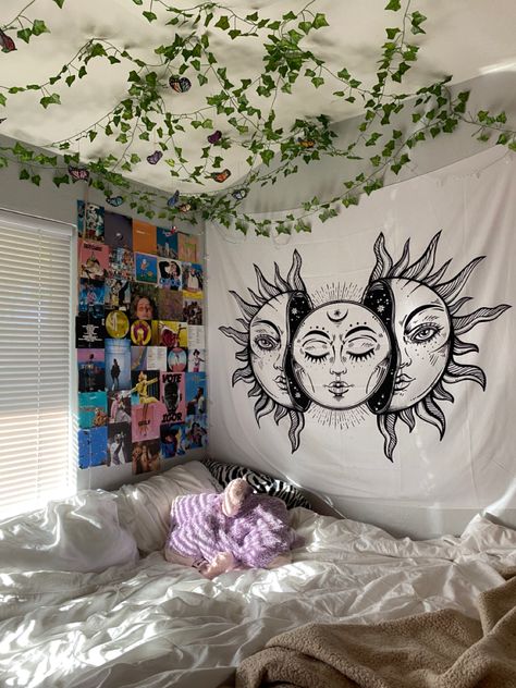 Room Ideas Aesthetic Sun And Moon, Room With Tapestries, Bedrooms With Tapestries, Sleeproom Ideas, Rooms With Tapestries, Room Ideas Tapestry, Room Ideas With Tapestry, Tapestry Bedroom Aesthetic, Indie Bedroom Ideas