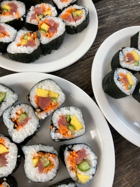 Homemade sushi with with tuna, mango, cucumber and carrot 🍽️ More on instagram: instagram.com/delicioso.astrid Mango Sushi, Cucumber Sushi, Tuna Sushi, Homemade Sushi, Asian Food, Asian Recipes, Cucumber, Carrots, Avocado