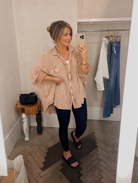 Hair Up Outfits Fall, Fp One Scout Jacket Outfit, August Outfits Women Casual, Fall Outfits Hairstylist, Post Partum Fall Outfit, Neutral Comfy Outfit, Simple Mom Style, New Mom Fashion, Spring Postpartum Outfits