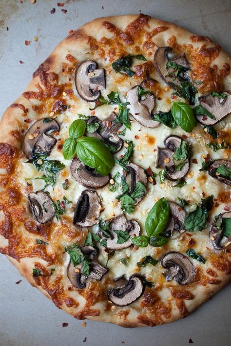 Mushroom Garlic, Pizza Life, Pizza Vegana, Spinach Pizza, Pasta Per Pizza, Garlic Spinach, Pizza Recipes Homemade, Flatbread Pizza, Delicious Pizza