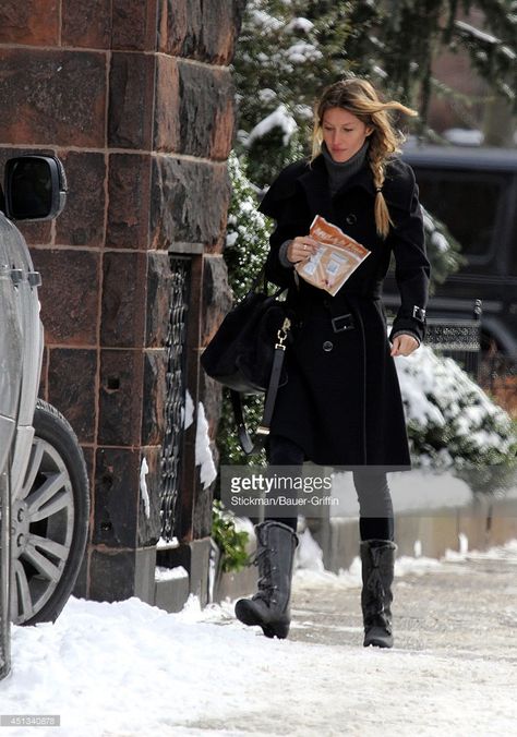 Gisele Bundchen Body, Gray Boots, Dramatic Classic, Celebrity Sightings, Gisele Bündchen, Gisele Bundchen, Tom Brady, Fall Winter Outfits, Style Icons