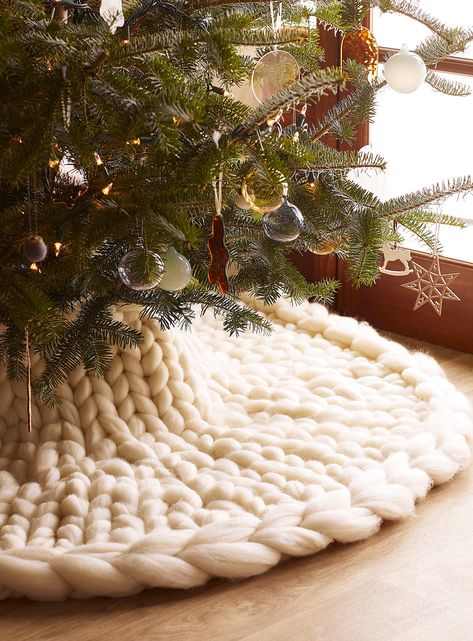 Fabrique 1840 | Home of Canadian Creators | Simons Handmade Tree Skirt, Chunky Knit Christmas Tree, Chunky Knit Tree Skirt, Blanket Tree Skirt, Knitted Tree Skirt, Modern Christmas Tree Skirt, Knit Christmas Tree Skirt, Knit Tree Skirt, Tree Skirt Ideas