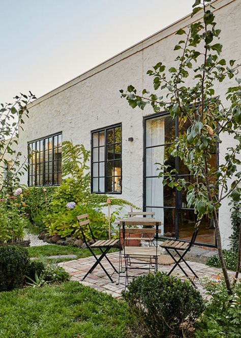 A Dreamy, Nostalgic Family Home in Melbourne's Suburbs Patio Off Bedroom, Boulder House, Stone Path, Most Beautiful Gardens, Family Garden, Magical Garden, Garden Landscape Design, Back Gardens, Flowers Perennials