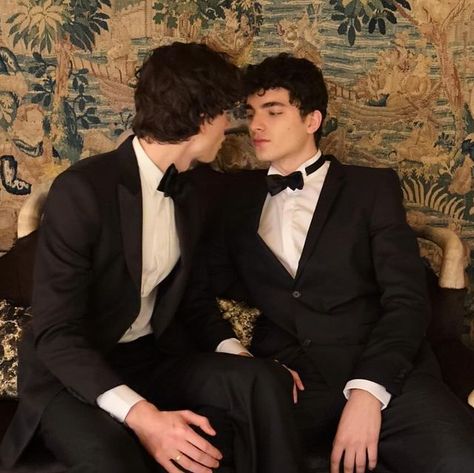 Hugo Dacquet, Mlm Academia Aesthetic, Mlm Dark Academia, Two Boys, Queer Romance Aesthetic, Couple Dark Academia Aesthetic, Dark Academia Relationship Aesthetic, I Hate Love, Gay Aesthetic