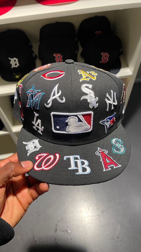 Fitted Hats Aesthetic, Baseball Jacket Outfit, Kawaii Logo, Streetwear Caps, Mens Accessories Vintage, Custom Fitted Hats, Swag Hats, Dope Hats, Hat Aesthetic