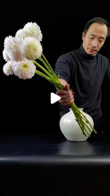 Home Gardening on Instagram Garden Style Floral Arrangements, Easy Flower Arrangements Diy, Fake Flower Arrangements Diy, Japanese Floral Design, Floral Mechanics, Arreglos Ikebana, Floral Designs Arrangements, Floral Art Arrangements, Table Flower Arrangements