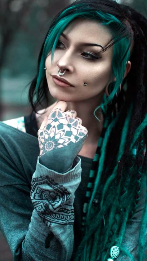 Punk Hairstyles For Long Hair, Weird Haircuts, Dreads Girl, Goth Hair, Tattoed Women, Alt Girls, Tattoed Girls, Punk Hair, Fantasy Hair