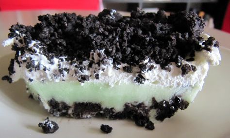 Pistachio Oreo Dessert, Ice Cream Torte, Oreo Layer Dessert, Pistachio Recipes Desserts, Oreo Cookie Dessert, Oreo Dessert Easy, Pistachio Dessert Pudding, Oreo Ice Cream Cake, Pistachio Dessert