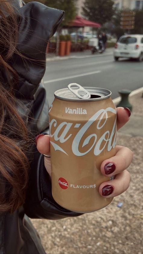 Vanilla Coke Aesthetic, Canned Drinks Aesthetic, Vanilla Coke, Coffee Obsession, Cherry Cola, Pretty Drinks, Starbucks Drinks, Autumn Aesthetic, Food Obsession