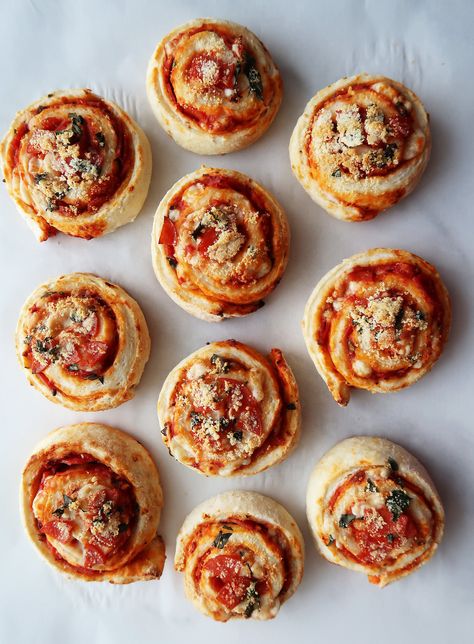 These little pizza rolls are a wonderful snack or appetizer! They are  flavourful, easy to make, and can be adapted by changing up the toppings! Small Pastries, Pepperoni Pizza Rolls, Pizza Pinwheels, Mini Torte, Bbq Chicken Pizza, Pizza Rolls, Chicken Pizza, Mini Pizza, Snacks Für Party