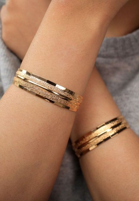 Fancy Bangles Gold, Gold Bracelets For Women Indian, Gold Bracelet For Women Classy, Bangles Design Gold, Gold Bracelet Design, Arm Henna, Gold Bracelet Designs, Simple Gold Bracelet, Plain Gold Bangles