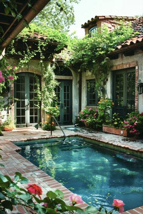 Garden Design Swimming Pool, Pools That Look Like A Beach, Cottage Pool, Beach House Decorating Ideas, Pretty Pool, Beach House Decorating, Kleiner Pool Design, House Decorating Ideas, Courtyard Pool