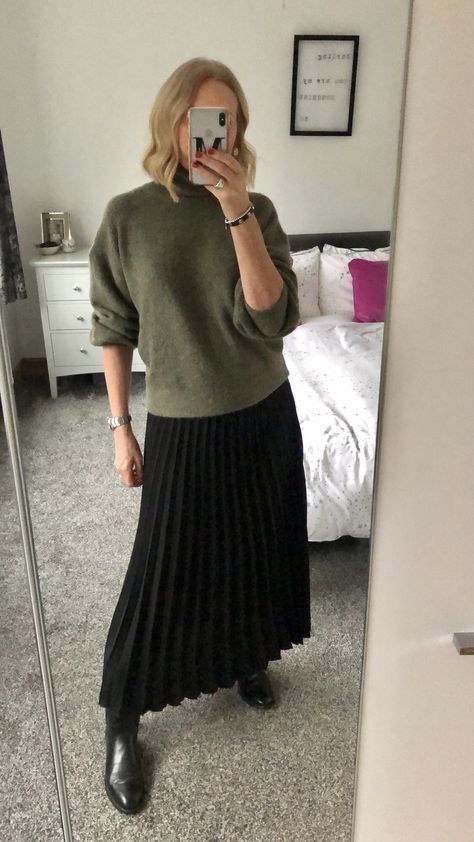 Flared Black Skirt Outfit, Pleated Maxi Skirt Outfit Winter, Parisian Skirt Outfit, Black Plated Skirt Outfit, Black Plisse Skirt Outfit, Black Pleated Maxi Skirt Outfit, Black Pleated Midi Skirt Outfit, Black Pleated Skirt Outfit Winter, Pleated Black Skirt Outfit