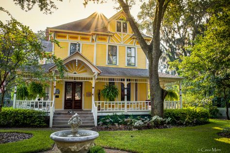 Yellow Victorian House Yellow Victorian House Yellow Victorian House, Yellow House Exterior, Victorian Homes Exterior, Victorian Modern, Yellow Cottage, Small Cottages, Victorian Farmhouse, Casas The Sims 4, Yellow House