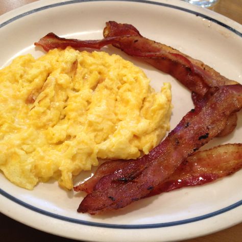 Bacon & Cheesy Scrambled Eggs @ IHOP Eggs With Bacon, Cheesy Scrambled Eggs, Chicken Burgers Recipe, My Bae, Simple Keto, Scrambled Egg, Eating At Night, Gym Food, Food Therapy