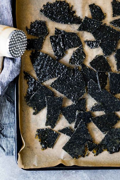 Black Sesame Brittle, Halloween Brittle, Black Sesame Seeds Recipes, Black Sesame Recipes, Black Food Recipes, Black Foods For Party, Black Food Ideas, Sesame Brittle Recipe, Black Desserts