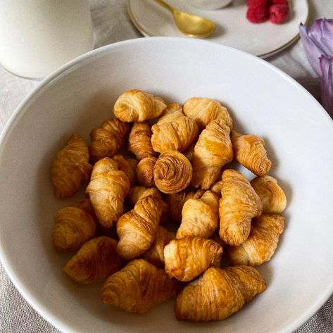 Mini Crossiant, Mini Crossaints, Croissant Cereal, Easy Pastry Recipes, Art Gala, Mini Croissant, Butter Croissant, Winter Market, Mini Pastries