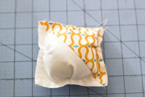 How to make a puff quilt figure E Quilt Step By Step, Modern Fabric Prints, Puff Quilt Pattern, Biscuit Quilt, Puff Quilt Tutorial, Puffy Quilt, Bubble Quilt, Puff Quilt, Baby Patchwork Quilt