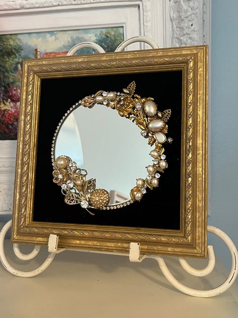 Bedazzled Mirror, Bead Artwork, Repurposed Crafts, Jeweled Picture, Old Jewelry Crafts, Costume Jewelry Crafts, Button Craft, Vintage Jewelry Ideas, Christmas Jewellery