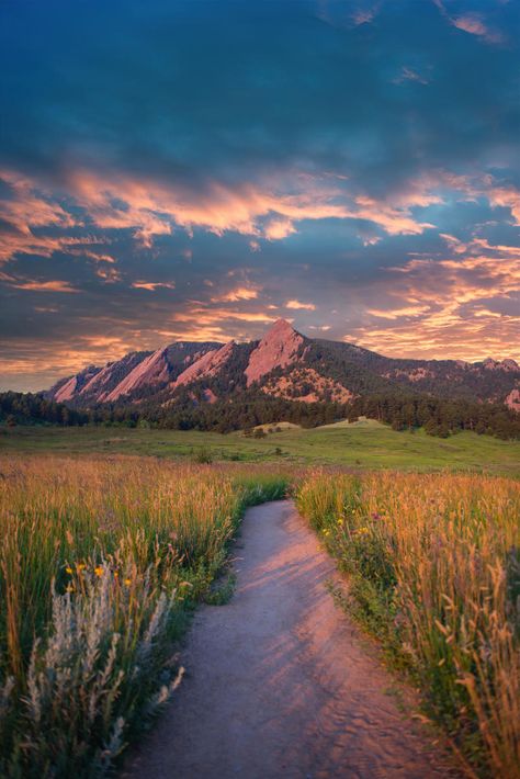 Summer Bucket List for Boulder, Colorado Colorado Aesthetic, Mountain Aesthetic, Places In Usa, Nature Vibes, Beautiful Places In The World, Nature Aesthetic, Pretty Places, Sky Aesthetic, Aesthetic Backgrounds