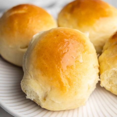 Our Hawaiian Sweet Rolls are soft and fluffy every time with tried and true approachable instructions that guarantee success whether you are a beginner or a pro. Honey Bun Recipe, Cadbury Egg Cookies, Sandwich Roll Recipe, Dinner Rolls Recipe Homemade, Stay At Home Chef Recipes, Carrot Bread Recipe, Donut Icing, Dinner Rolls Easy, Easy Yeast Rolls